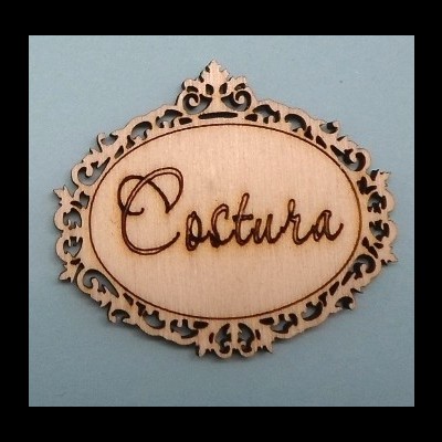 Placa decorativa oval em madeira com a palavra 'Costura' entalhada