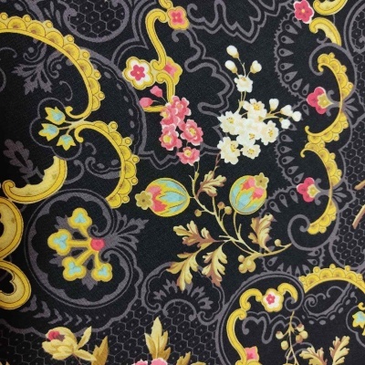 Tecido com padrão floral e arabescos coloridos sobre fundo preto