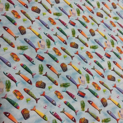 tecido com padrão de peixes e latas coloridas