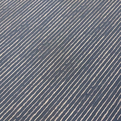 tecido azul com riscas brancas diagonais