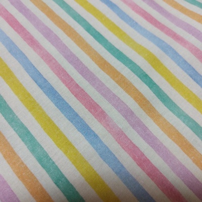 Tecido com riscas diagonais coloridas em tons pastel sobre fundo branco