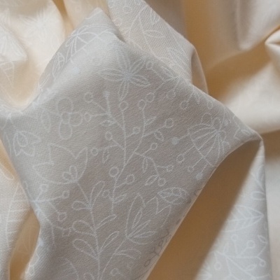 tecido branco com padrão floral delicado e fundo creme claro