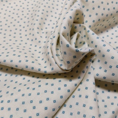 tecido creme com padrão de quadrados azuis pequenos