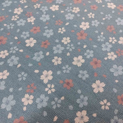 tecido azul com padrão de flores pequenas coloridas