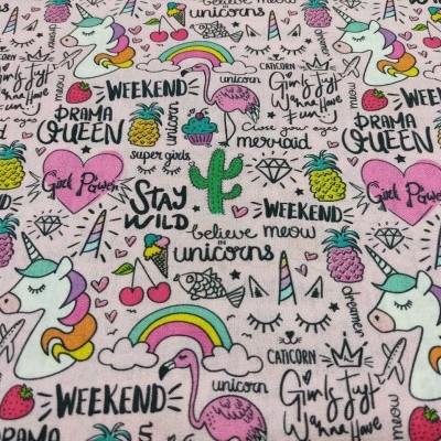 Pano com padrão colorido de unicórnios, corações, cactos, arco-íris e texto