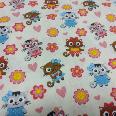 Tecido branco com padrão de gatos coloridos e flores.