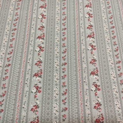 Tecido com padrões florais vermelhos, rosas e verdes em faixas verticais alternadas com faixas cinzentas e brancas