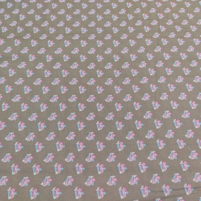 Tecido castanho claro com padrão de pequenas flores cor-de-rosa e lilás