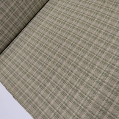 Tecido xadrez verde e bege enrolado