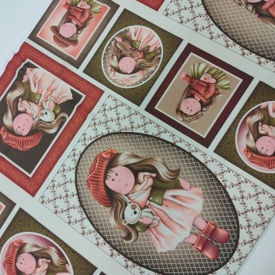 Folha decorativa com estampas de bonecas em tons rosa e vermelho sobre fundo com padrões marrons