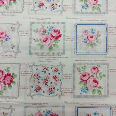 Tecido com padrão flores rosa e azul em quadrados com texto em inglês e fundo branco listrado