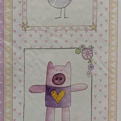 Tecido decorativo com desenhos de um pássaro e um porco em estilo infantil e padrão de corações.