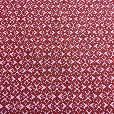 Tecido vermelho com padrão geométrico branco