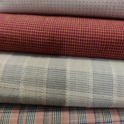 Pilha de cinco tecidos com diferentes padrões de xadrez e cores variadas