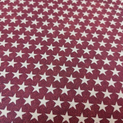 Pano de tecido vermelho com estrelas brancas