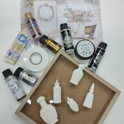 Produtos e materiais para artesanato incluindo tintas, miniaturas de frascos, fita adesiva e papéis decorativos.