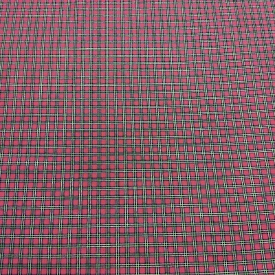 Tecido xadrez vermelho com linhas pretas, brancas e verdes