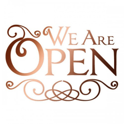 Texto decorativo WE ARE OPEN em castanho com ornamentos em fundo branco