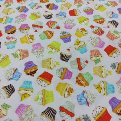 Tecido branco com padrão colorido de bolos decorados em várias cores