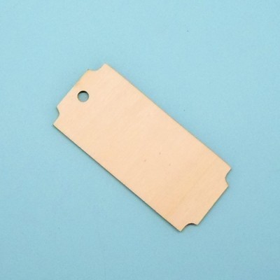 Etiqueta retangular de madeira clara com furo num fundo azul