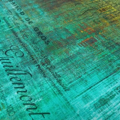 tecido azul turquesa com texto impresso em tons castanho e preto