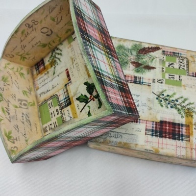 Caixa de madeira com padrão de xadrez e motivos botânicos