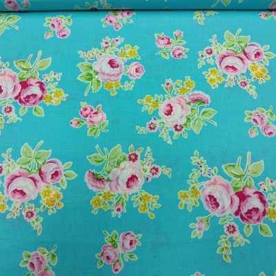 Tecido azul turquesa com padrão de flores rosas e amarelas.