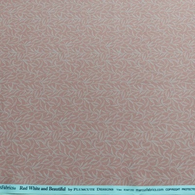 Papel decorativo rosa com padrão floral branco e texto na faixa inferior azul clara.