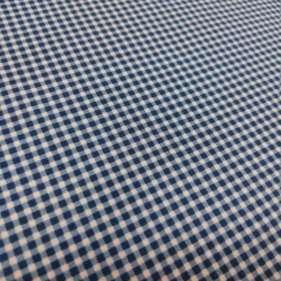 tecido xadrez azul escuro e branco