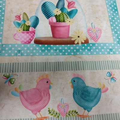 Tecido estampado com vasos de cactos e duas galinhas coloridas