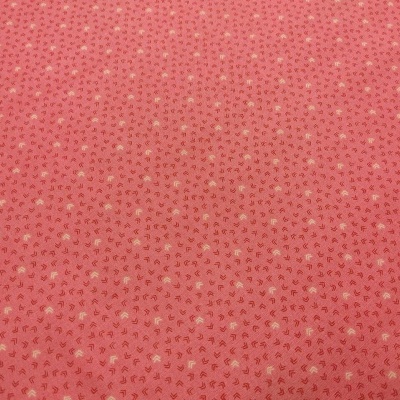 Tecido cor-de-rosa com padrão de pequenas flores castanhas e bege