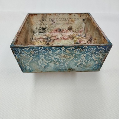 Caixa decorativa quadrada em madeira com padrão floral interior e ornamentação azul exterior