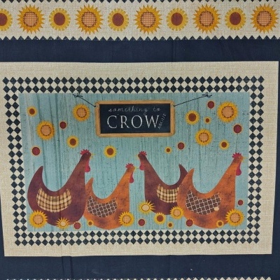 Tapete decorativo com galinhas castanhas e girassóis em fundo azul claro com moldura xadrez