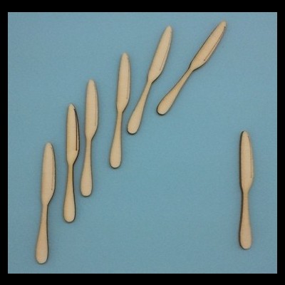 Facas de manteiga de madeira sobre fundo azul