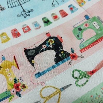 Tecido colorido com padrão de máquinas de costura, tesouras e carretéis de linha