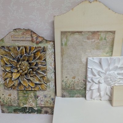 Placas decorativas florais em relevo com texturas e cores variadas