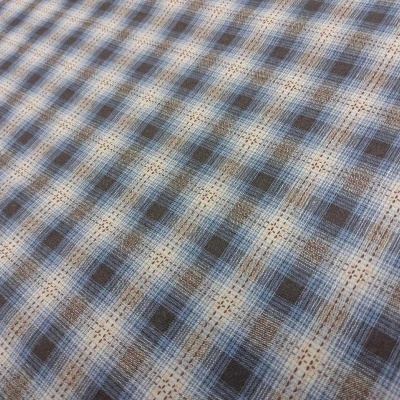 Tecido xadrez azul, branco e bege com textura entrelaçada