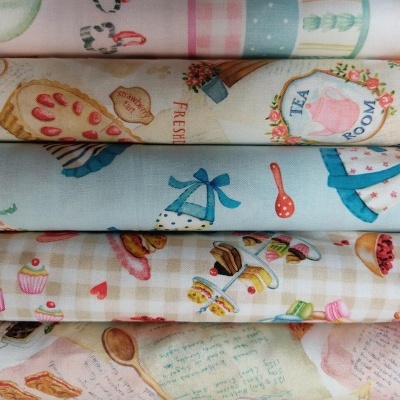 Tecidos coloridos com padrões de culinária e chá com palavras em inglês.