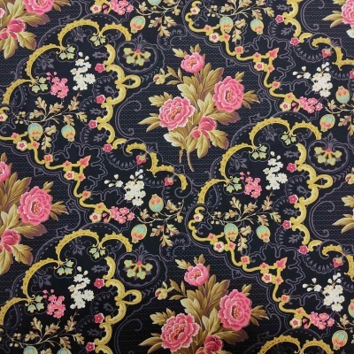 Tecido floral escuro com rosas cor-de-rosa e detalhes amarelos