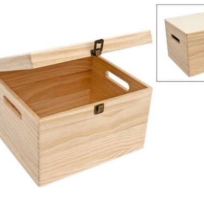 Caixa de madeira clara com tampa aberta e fechada, com buracos para transporte.