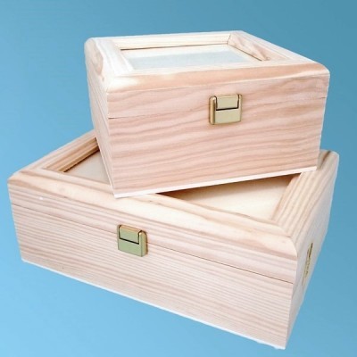 Caixas de madeira clara com tampas de vidro e fechos dourados
