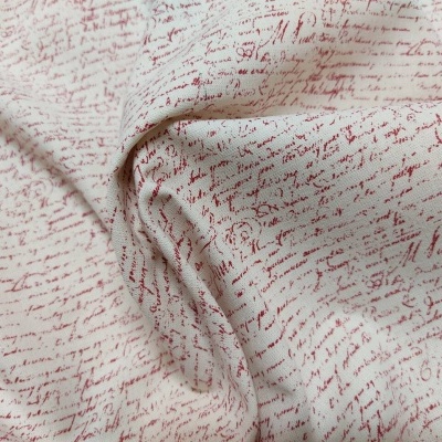 tecido bege claro com escrita manuscrita vermelha