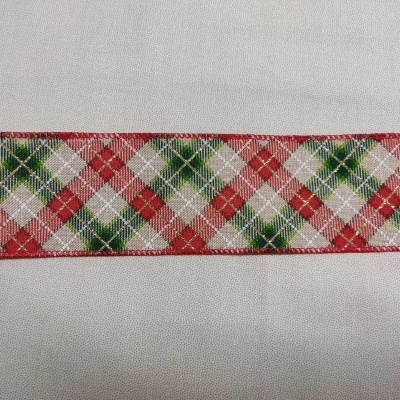 Fita decorativa xadrez vermelho, verde e branco com fios dourados sobre fundo branco