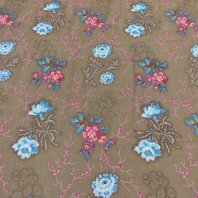 Tecido castanho com flores azuis e rosas bordadas