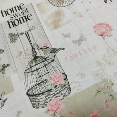 tecido decorativo com gaiola, pássaro, borboletas, rosas cor-de-rosa e texto