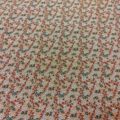 Tecido bege claro com padrão floral branco e verde