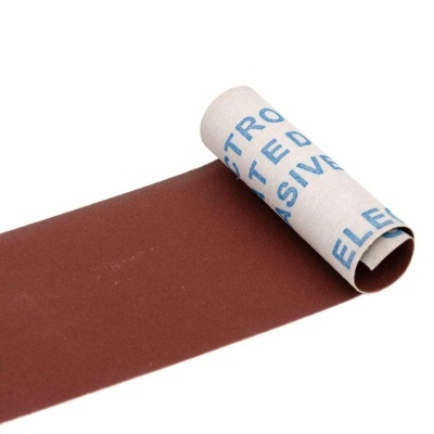 Rolo de lixa marrom com etiqueta branca e texto azul