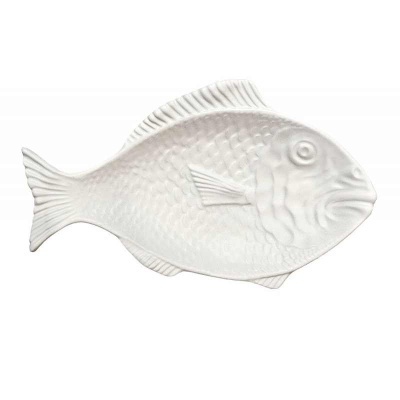 Prato cerâmico branco em forma de peixe com textura e detalhes