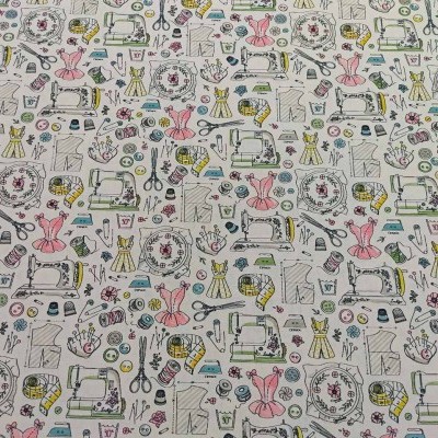 Tecido branco com estampas coloridas de itens de costura como máquinas, manequins e botões.