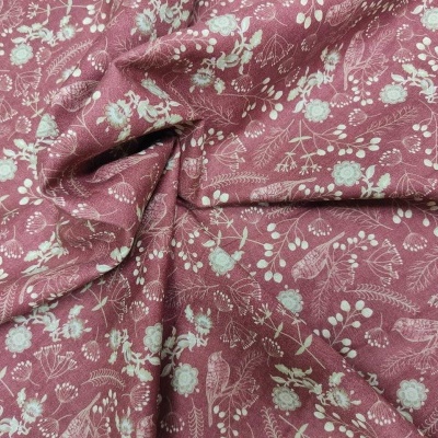 Tecido rosa com padrão floral branco detalhado